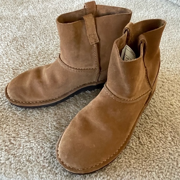 UGG Boots - Picture 2 of 4